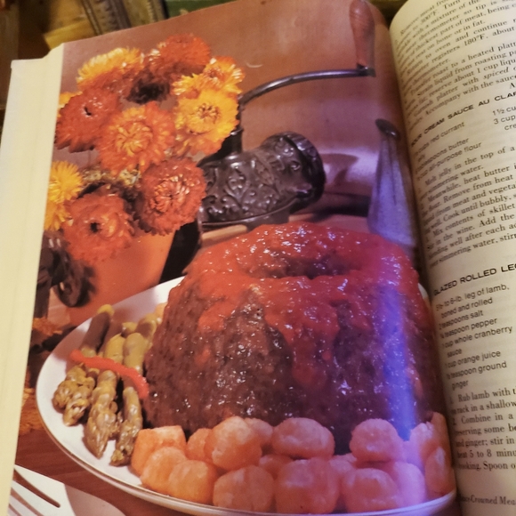 Hard Cover The Canadian Family Cookbook Illustrated 1981 - Picture 4 of 7